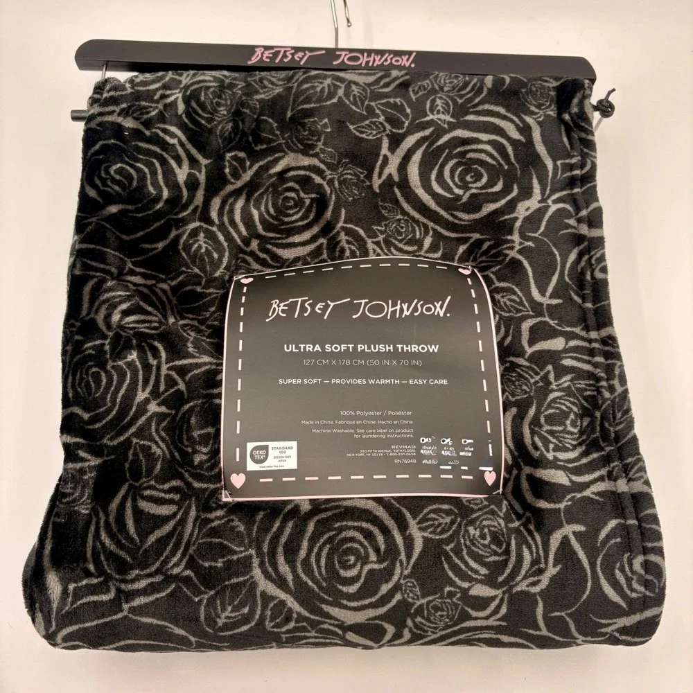Betsey Johnson Ultra Soft Plush Throw Blanket Black Grey Rose Floral 50x70 NWT
